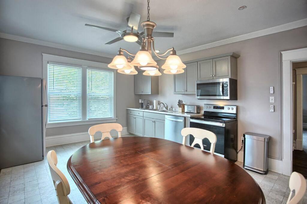 On Seneca - Beautiful 1 Bedroom Apartment *
